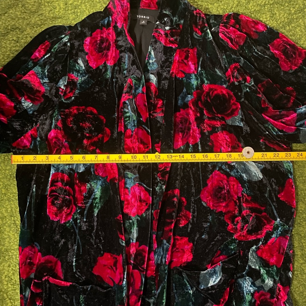 Torrid Black and Rose Velvet Duster - Picture 9 of 10